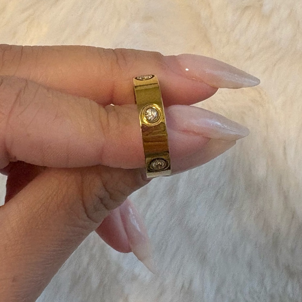 Amazon Gold Ring with Crystal Details